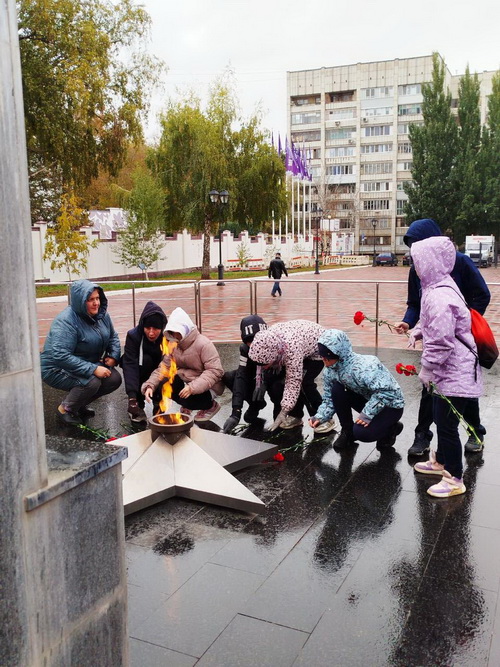 Возложение цветов к Вечному огню