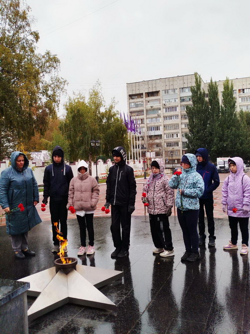 Возложение цветов к Вечному огню