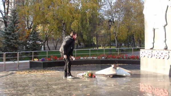 Возложение цветов к Вечному огню