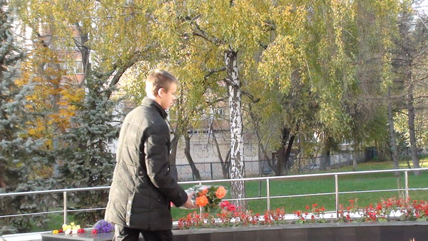 Возложение цветов к Вечному огню